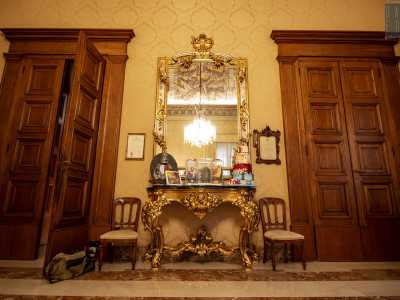 Doni e souvenir affollano l�antica consolle 